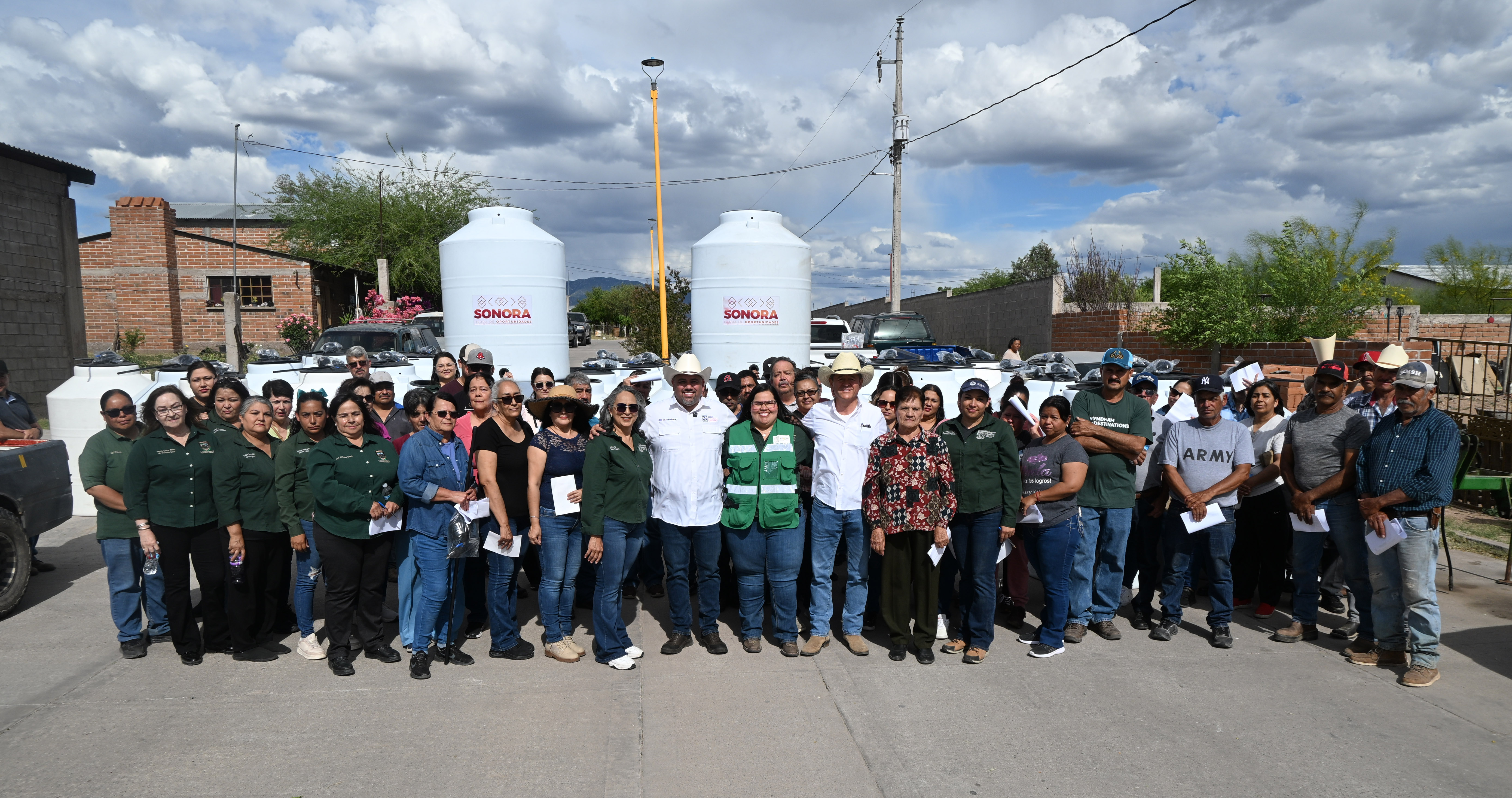 Gobierno de Sonora fortalece acceso al agua en Bacoachi con entrega de tinacos